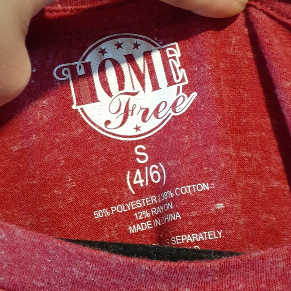 Red tshirt - Picture 3 of 3